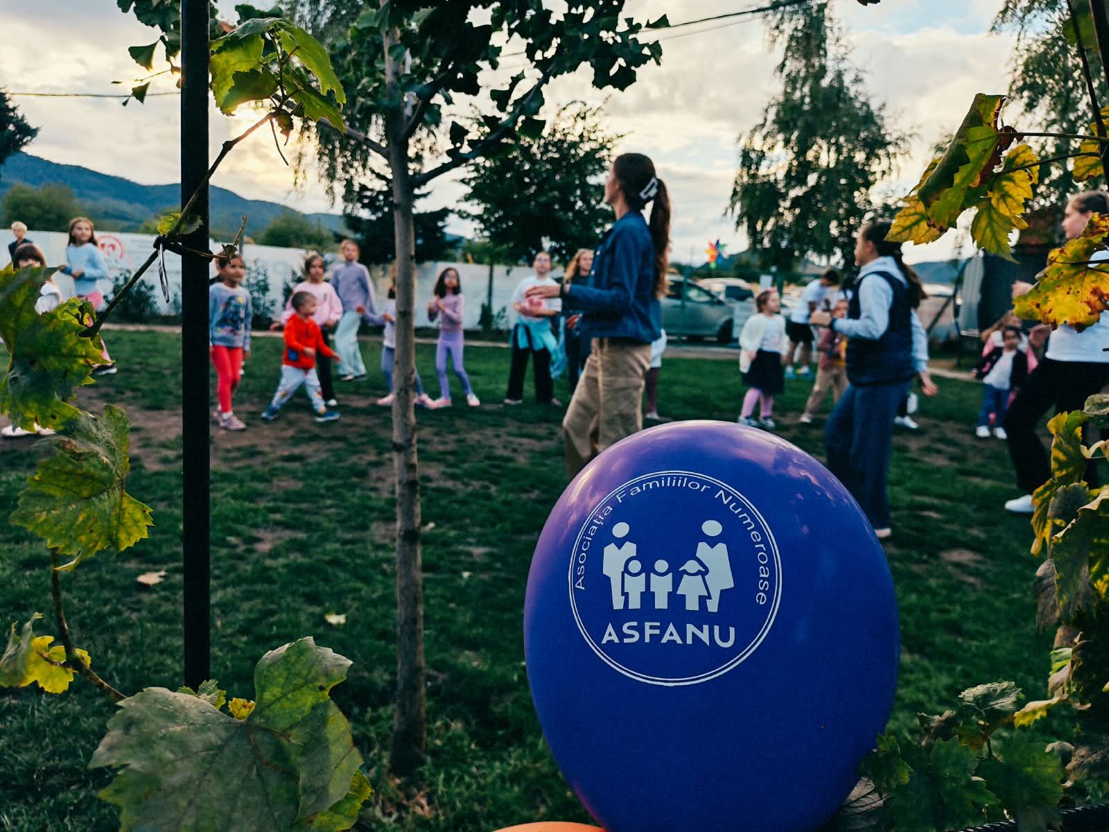 Prima întâlnire ASFANU la Piatra-Neamț: Zeci de familii numeroase s-au reunit pentru sprijin și comunitate
