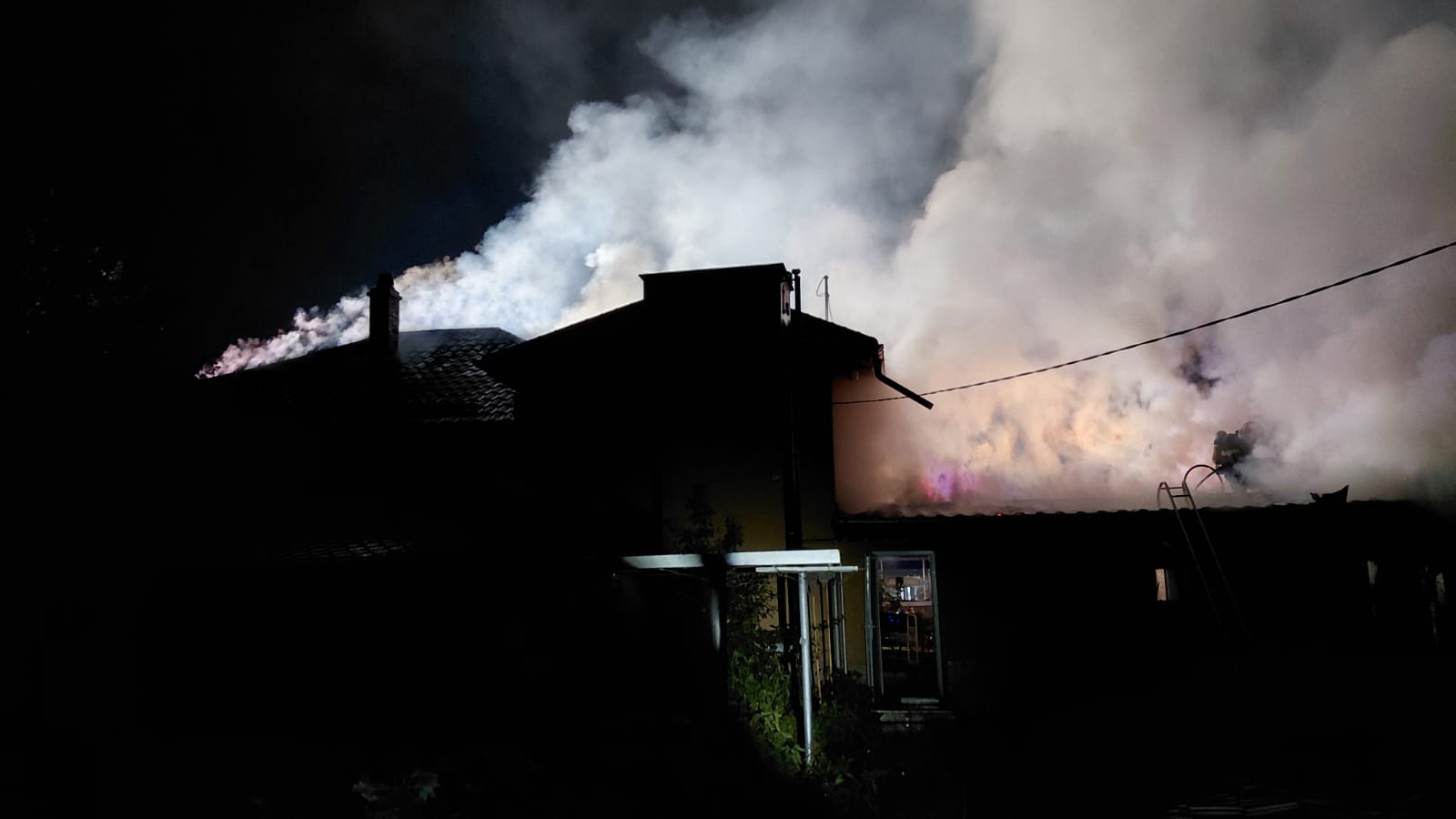 Un bărbat din Neamţ și-a incendiat locuința și apoi s-a spânzurat
