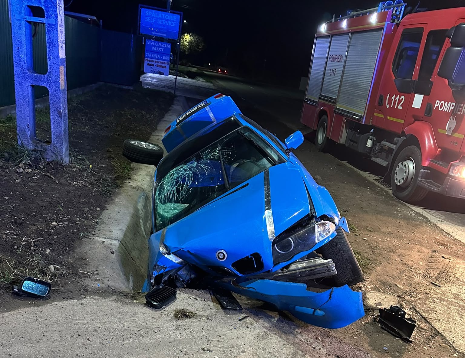 Cinci tineri, grav răniţi într-un accident rutier în Neamţ
