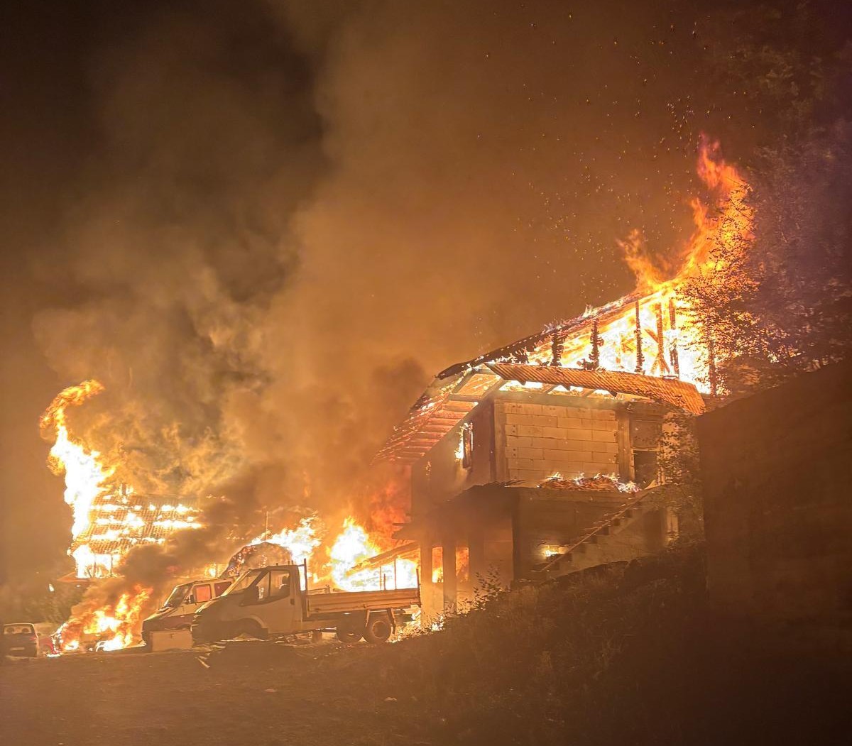 Incendiul de la Mănăstirea Bisericani a fost provocat intenţionat (VIDEO)
