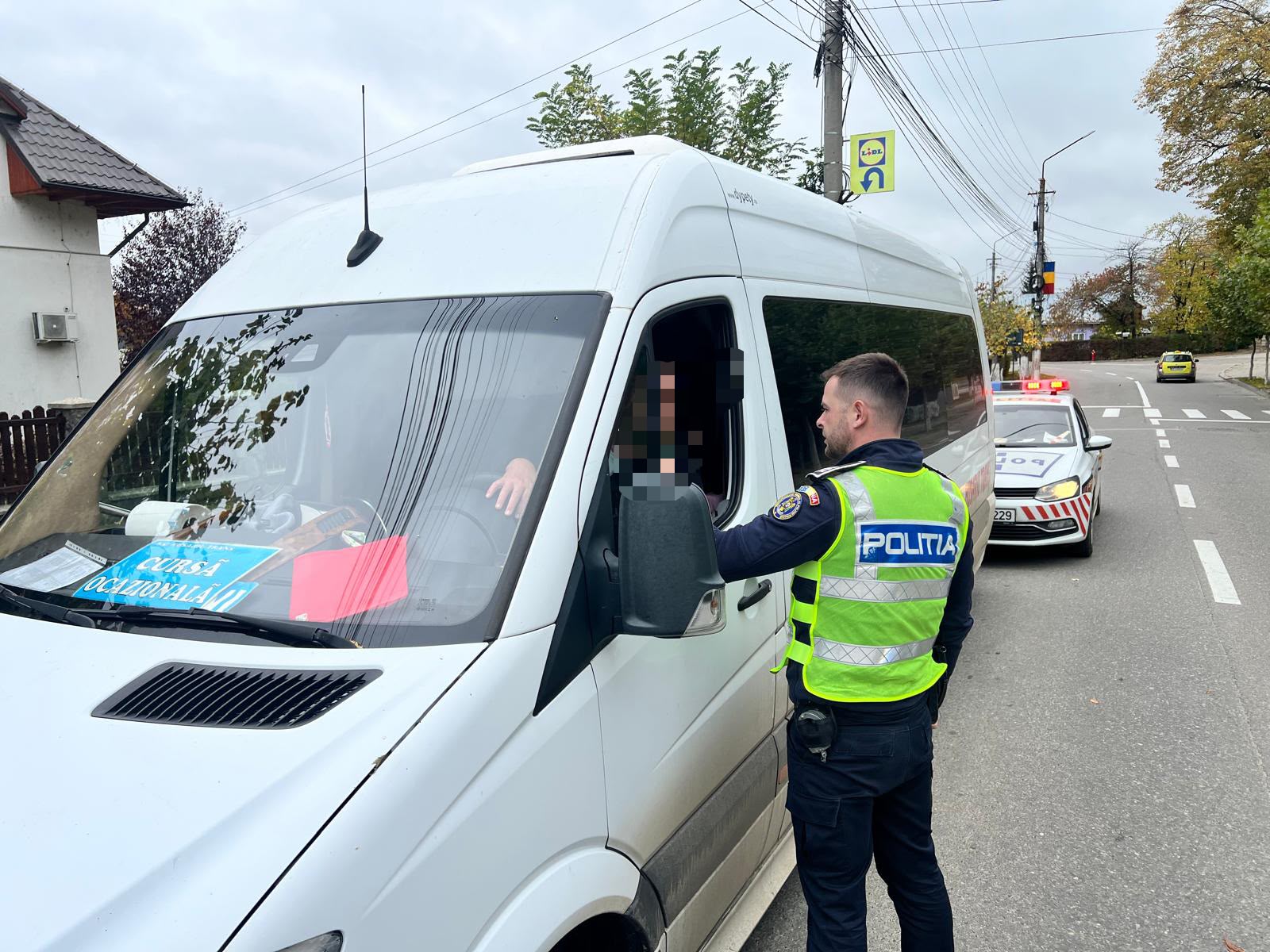 Șofer din Roman la volanul unui microbuz cu elevi, prins băut în Târgu-Neamț